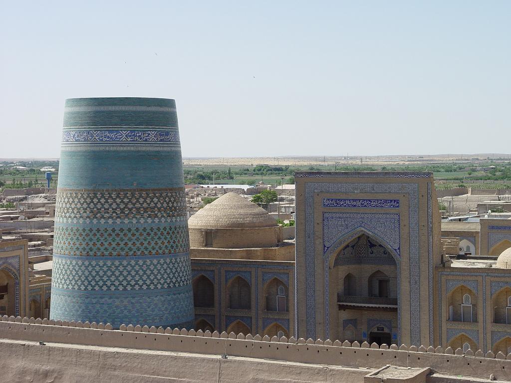 09-05-14_10-22-33khiva-041.JPG - Medersa et minaret inachevé