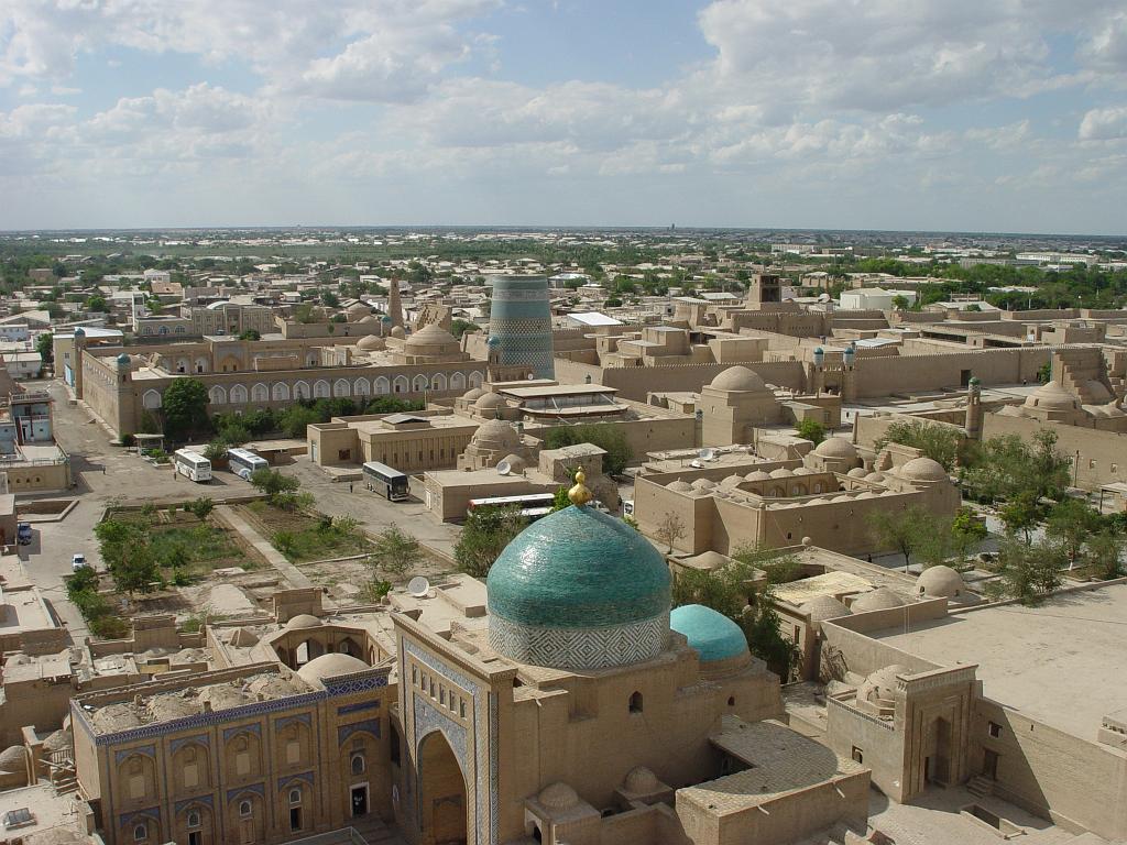 09-05-14_16-07-59khiva-121.JPG - Vues du haut du minaret(au 1° plan: mausolée Pahlavon Mohamed)