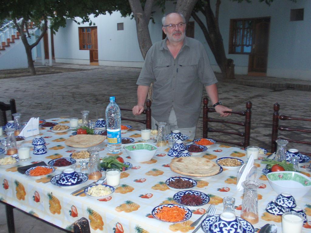 09-05-15_19-58-02khiva-274.JPG - Diner dans la cour de l'hôtel Archanchi