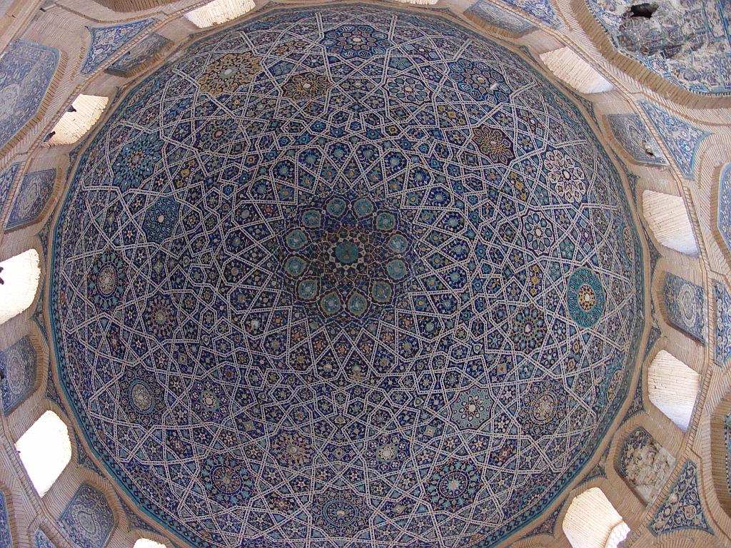 09-05-16_15-53-07konyaurgentch-002.JPG - Plafond en mosaïques, 12 fenêtres ouvertes (heures du jour) et 12 fermées (h de nuit), 365 étoiles pour les jours de l' année