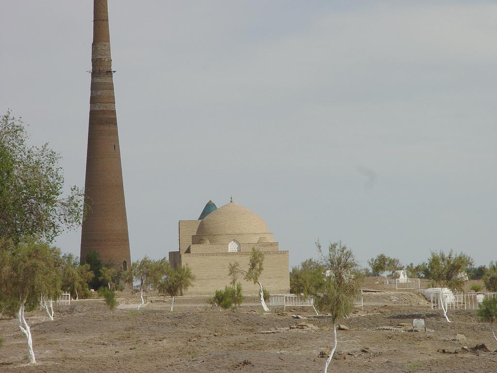 09-05-16_16-05-43konyaurgentch-013.JPG - Minaret  XII siècle