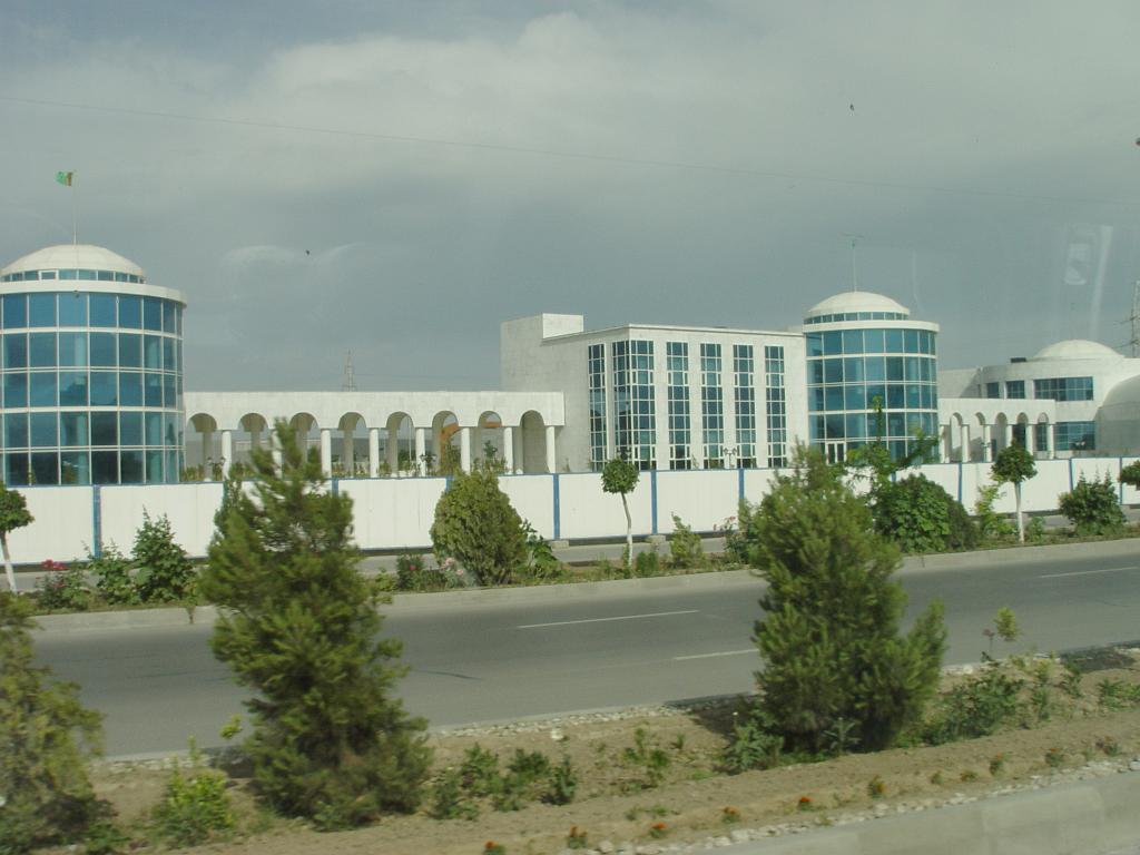 09-05-17_09-14-56ashgabat-004.JPG - Achgabat la ville nouvelle, constructions de Bouygues
