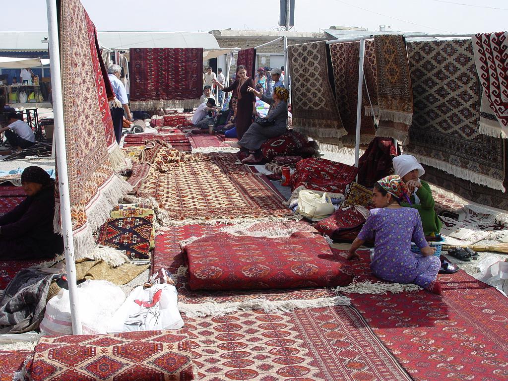 09-05-17_10-29-59Tolkoutchka-040.JPG - le grand marché aux tapis