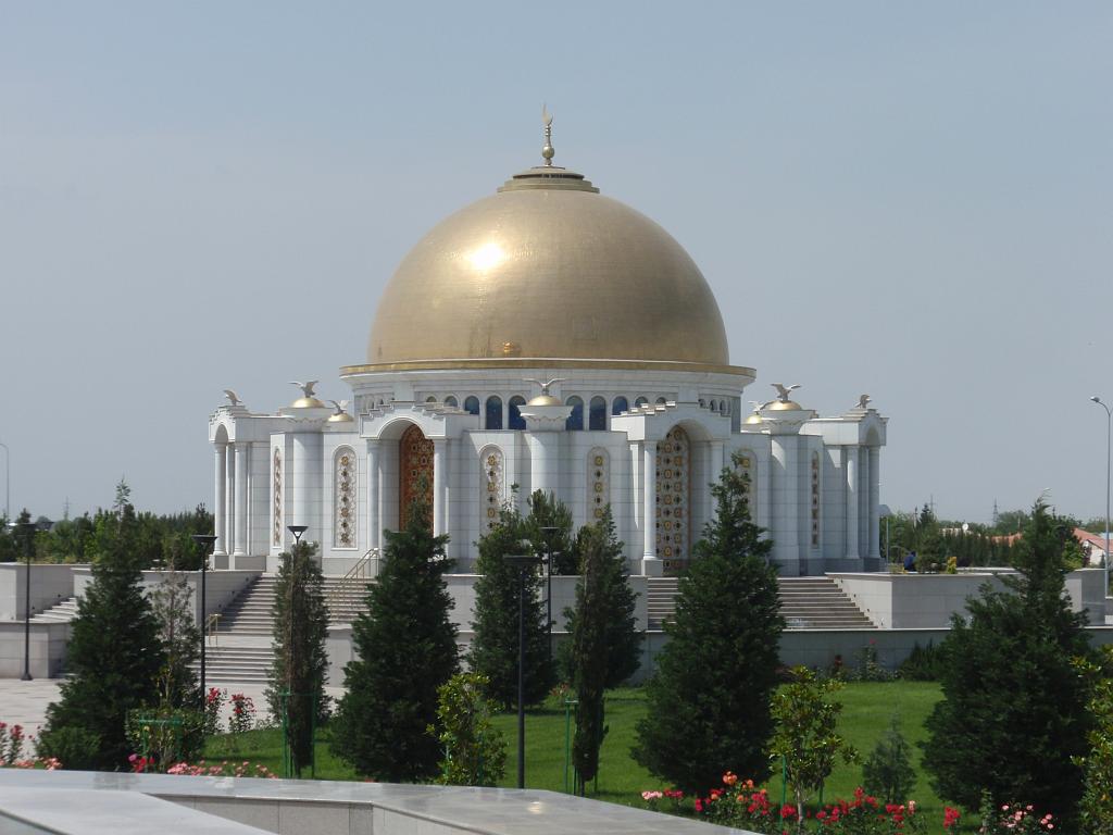 09-05-17_14-46-28ashgabat-013.JPG - le mausolée du 1° président et sa famille (offert par Bouygues)