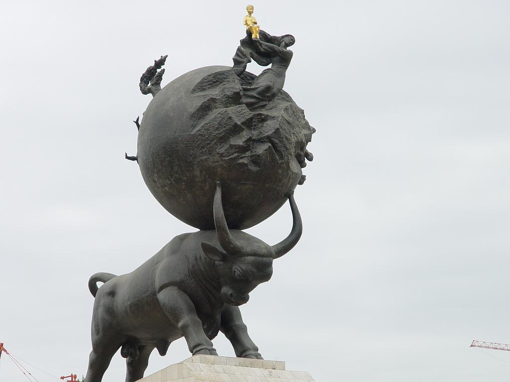 09-05-18_10-30-11ashgabat-041.JPG - monument du tremblement de terre: le taureau fait trembler, l' enfant doré: le président orphelin