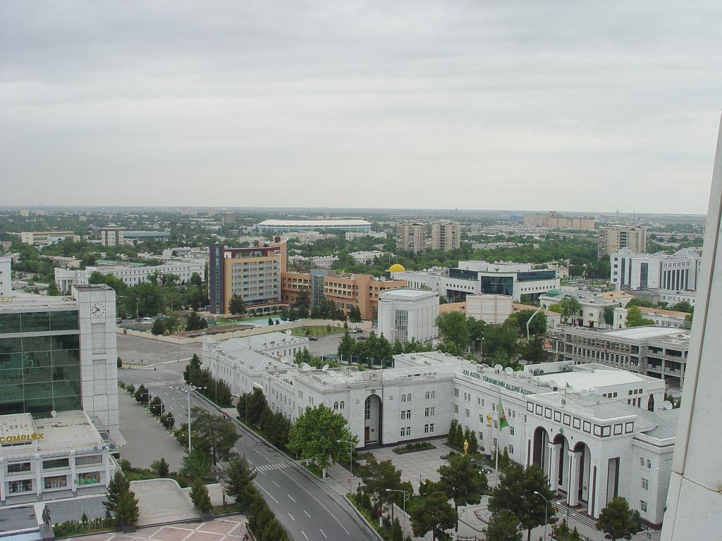 09-05-18_10-41-49ashgabat-046.JPG - vue panoramique du haut de l' arche de la neutralité
