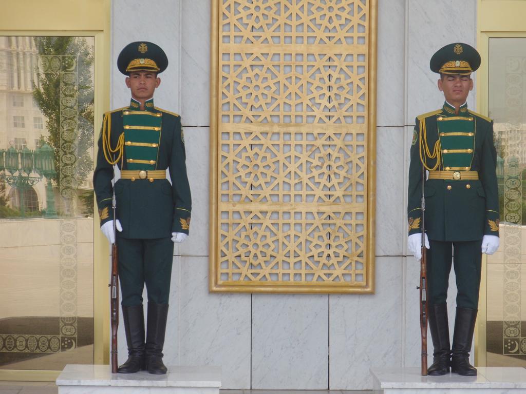 09-05-18_11-38-53ashgabat-061.JPG - gardes, place de l' indépendance