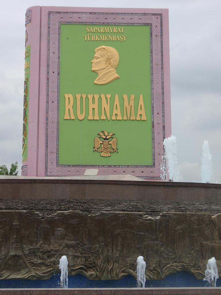 09-05-18_12-17-18ashgabat-072.JPG - Rukhnama : livre saint du Turkmenbachi, ouvert chaque soir à 21h