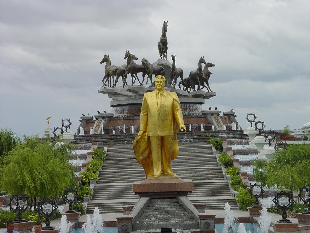 09-05-18_14-14-43ashgabat-077.JPG - Parc de l'indépendance, monument en hommage aux chevaux turkmènes