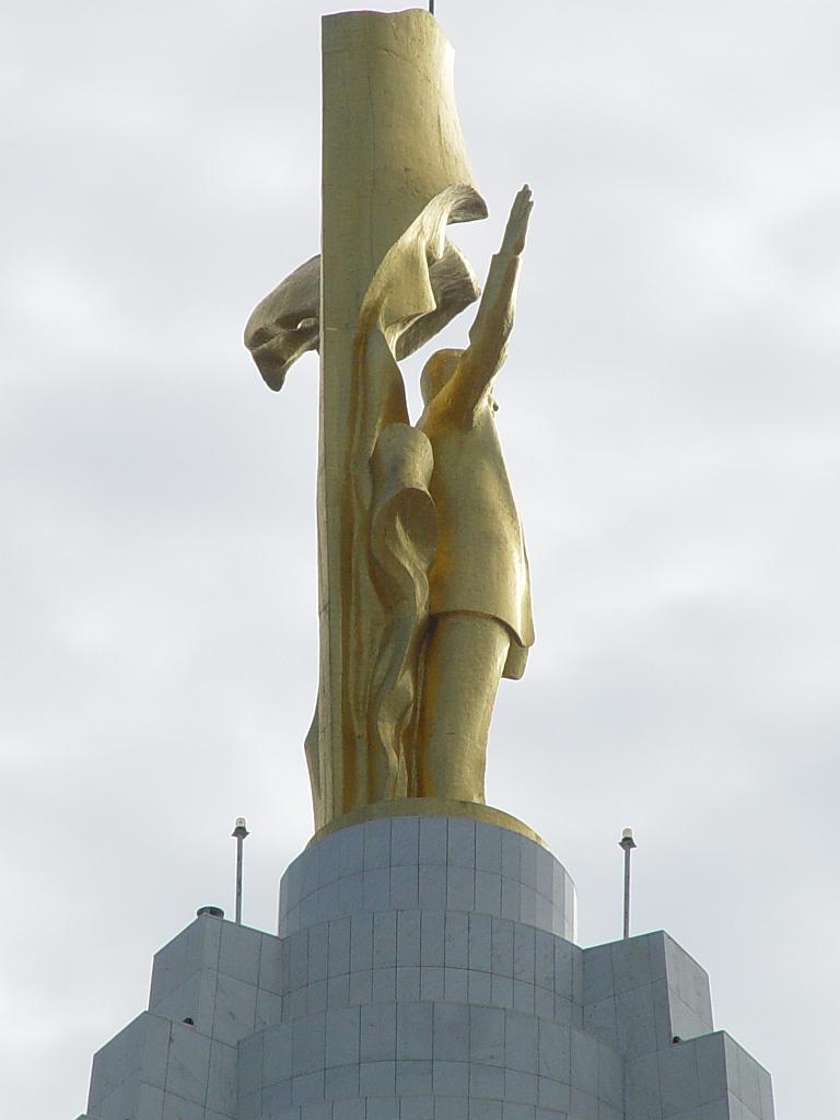 09-05-19_08-40-56ashgabat-107.JPG - de profil, il est doréà l'or fin !!
