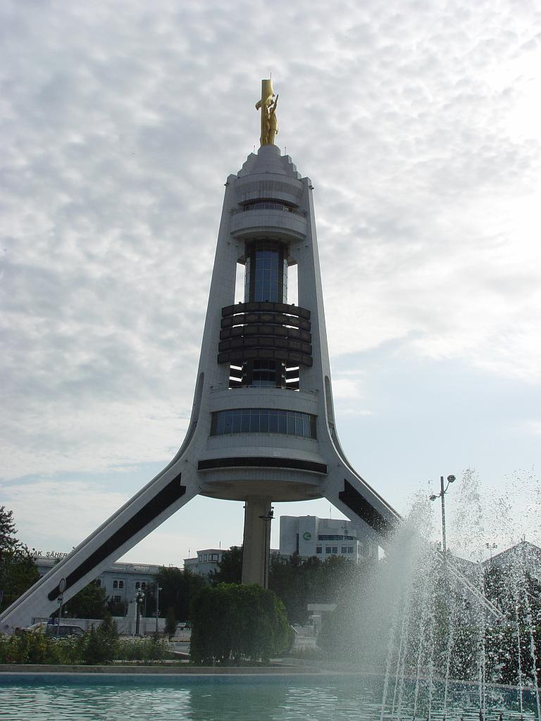09-05-19_08-42-18ashgabat-108.JPG - tout en haut de l' arche de la neutralité