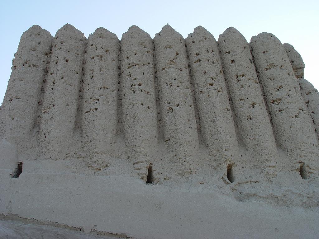 09-05-19_18-44-46mary-042.JPG - mur Sassanide en rondins d' argile, contre les catapultes, la pluie, le vent?