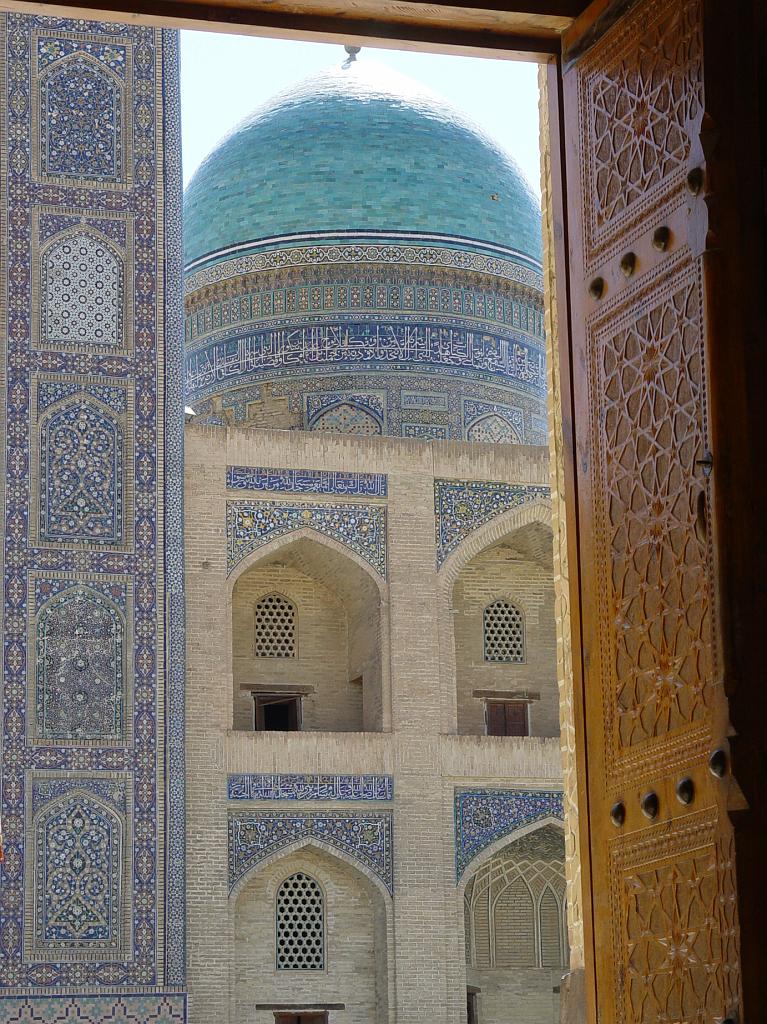 09-05-21_09-52-01boukhara-021.JPG - de la mosquée, on admire la coupole de la medersa