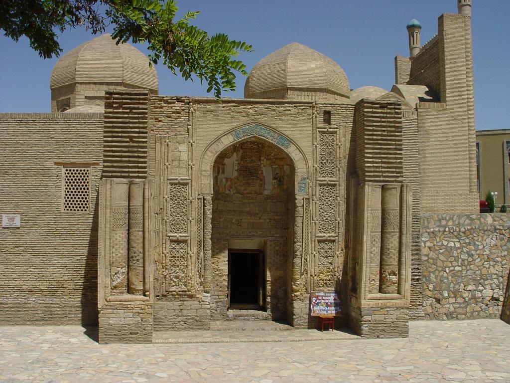 09-05-21_11-41-02boukhara-080.JPG - Mosquée maghok i attar, 12°s, la plus ancienne d' Asie centrale sur l'emplacement d' un temple Zoroastrien