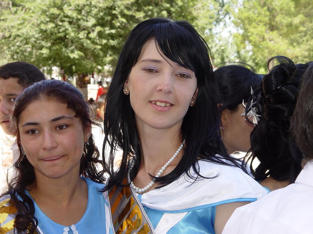 09-05-25_11-40-25Shakhrisabz-046.JPG - elles aiment poser!