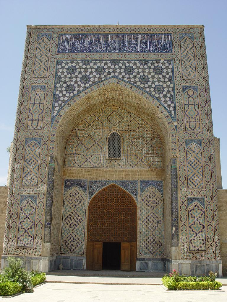 09-05-25_12-57-06Shakhrisabz-065.JPG - mosquée achevée par Ulug Berg, 15°s( étoiles sur le portail: Ulug Berg était astronome)