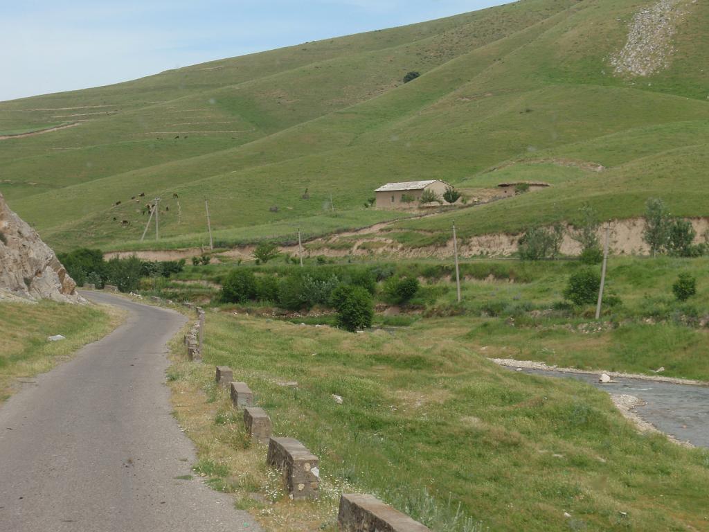 09-05-25_15-54-59Ayokchi-002.JPG - Route vers le village d’Ayokchi dans la région de Kashka Daria.